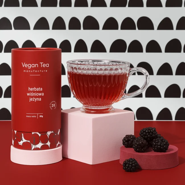 herbata z filiżanką vegan tea wiśniowa jeżyna
