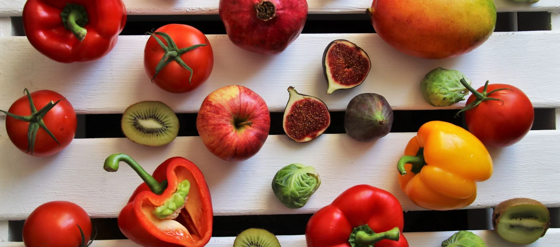 jabłka, pomidory i figi w kuchni